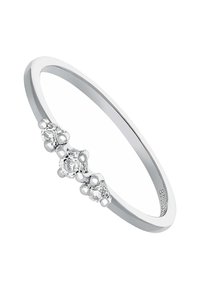Anillo de plata con una banda lisa y tres gemas transparentes decorativas dispuestas en grupos, realzando el diseño con un brillo sutil.