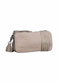 Sac bandoulière beige en cuir avec une bandoulière en relief, fermeture zippée et logo embossé. Présente une finition lisse et un design minimaliste.