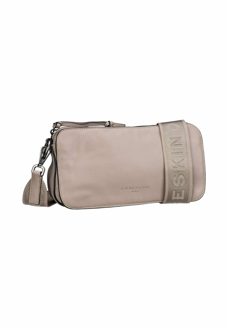 Sac bandoulière beige en cuir avec une bandoulière en relief, fermeture zippée et logo embossé. Présente une finition lisse et un design minimaliste.
