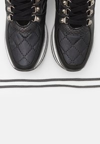 Mis Pepas Vysoké tenisky - black