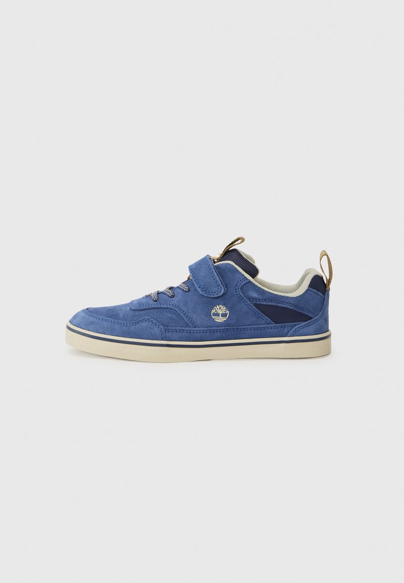 Plave ante sneakers sa podstavljenim ovratnikom, zatvaranjem na vezivanje i čičak traku, bež gumeni đon i kontrastni mornarski plavi detalji. Prikazan logo.