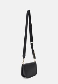Borsa a spalla in pelle nera di forma rettangolare, dotata di una lunga tracolla regolabile e dettagli in metallo dorato.
