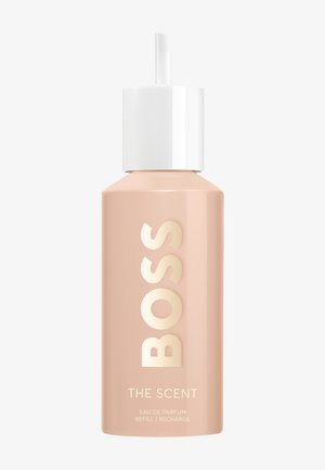 Nachfüllflasche von BOSS The Scent Eau de Parfum mit beige-farbenem Flaschenschaft und weißem Pumpzerstäuber.