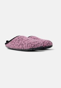 Rosa stickade tofflor med en texturerad yta, svart kant och en prickig svart sula. Inga synliga mönster eller hårdvarudetaljer.