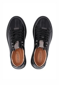 Schwarze Lackledersneaker mit runden Zehen, flachen Schnürsenkeln und silberfarbenen Akzenten an den Ösen und der Zunge. Strukturierte Gummisohlen.