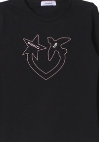 Maglietta nera con un cuore a forma di cuore ricamato che presenta una stella etichettata "PINKO" e un uccello etichettato "UP" all'interno del contorno del cuore.