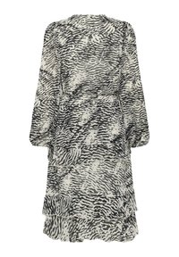 Schwarz-weißes, langärmeliges Stufenkleid mit abstraktem Zebra-ähnlichem Druck und tailliertem Gürtel, präsentiert auf einem einfarbigen weißen Hintergrund.