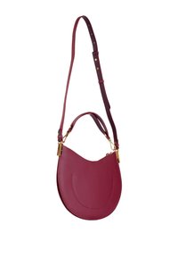 Borsa a tracolla in pelle rossa a forma di mezza luna, con finitura strutturata e tracolla removibile. Gli accenti in hardware dorato aggiungono dettagli.