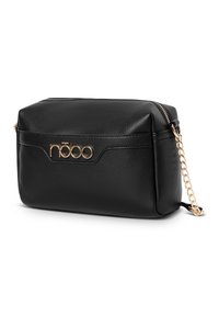 Borsa in pelle nera testurizzata con chiusura a zip, hardware in tonalità oro e tracolla a catena. Presenta un logo sul davanti. Forma rettangolare compatta.