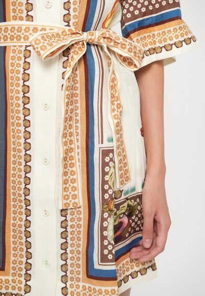 Abito button-down in tessuto di cotone, caratterizzato da fantasie a righe colorate, accenti floreali, una vita legata e un orlo decorativo.