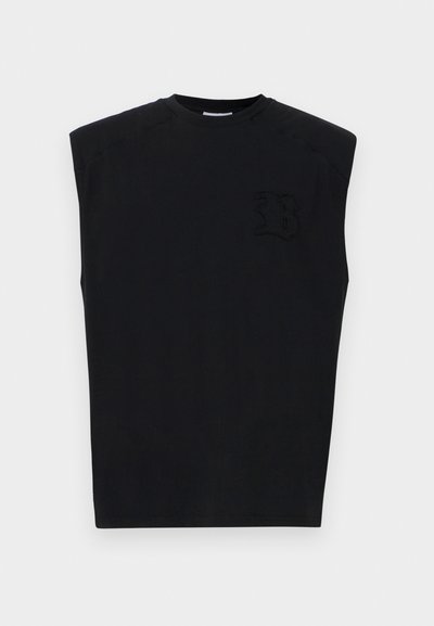 Crna bez rukava majica od pamuka s okruglim izrezom, koja ima teksturirani logo na lijevoj prednjoj strani i glatku završnu obradu.