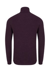 Sweter pulower w ciemnofioletowym kolorze, z wysokim kołnierzem i długimi rękawami. Wykonany z miękkiego, teksturowanego materiału dzianinowego o prostym wzornictwie.