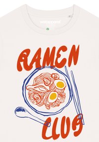 Witte t-shirt met een grafisch ontwerp van een kom ramen, eieren en eetstokjes, met vetgedrukte rode letters "RAMEN CLUB" in hoofdletters.