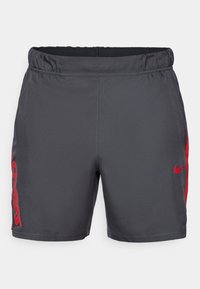 Shorts de sport gris en tissu léger, dotés d'une taille élastique et de accents rouges sur les côtés avec "CHIEFS" imprimé en gras.