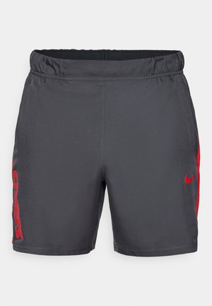 Pantaloni sportivi grigi realizzati in tessuto leggero, con vita elastica e dettagli rossi sui lati con la scritta "CHIEFS" stampata in grassetto.