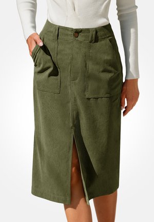 Olivengroene midi-rok van gestructureerde stof, met een voorzijde split, twee grote opgestikte zakken en een knoopsluiting in de taille.