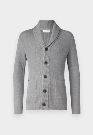 Cardigan gri tricotat cu guler tip șal, cinci butoni maro, două buzunare frontale și manșete cu textură ribată. Materialul texturat oferă un aspect confortabil.