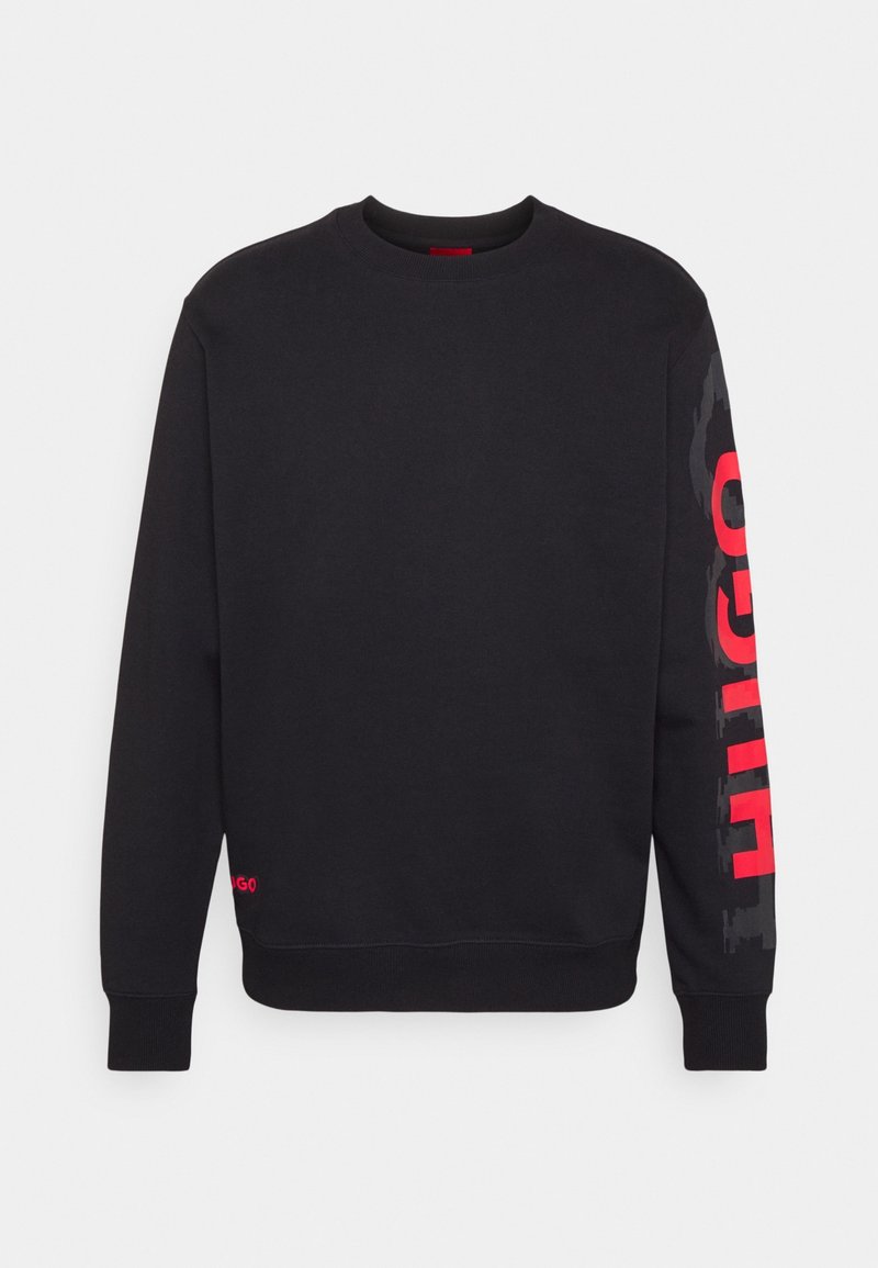 Svart sweatshirt med rund hals, som har en tydlig röd logotyp på vänster ärm och en liten röd logotyp vid fållen. Mjuk, texturerad tyg.