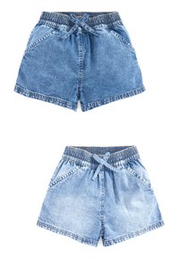 Ljusblå denimshorts med en smockad midja och dragsko, framfickor och kontrasterande sömmar längs kanterna.