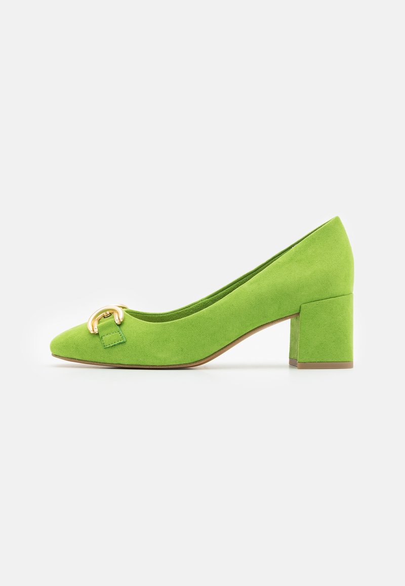 Escarpin vert en daim pour femme avec talon bloc de hauteur moyenne et boucle décorative dorée sur l'orteil pointu, vu de profil gauche.