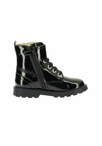 Bottes de cheville en cuir verni noir avec fermeture éclair latérale, bout rond, semelle épaisse en caoutchouc et devant à lacets avec œillets en argent.