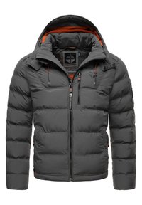 Chaqueta acolchada gris con capucha, que presenta un cierre completo, forro interior naranja y bolsillos laterales con cremallera. Diseño texturizado y acolchado.