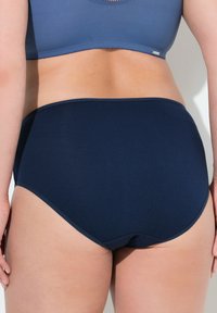 Marineblauwe katoenen high-waisted onderbroek met een zachte textuur en een elastische tailleband, voorzien van schone naden en een eenvoudig ontwerp.