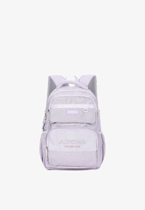 Zaino viola chiaro con più scomparti, dettagli in rete, una tasca frontale e branding testuale. Realizzato in materiale resistente con spallacci imbottiti.