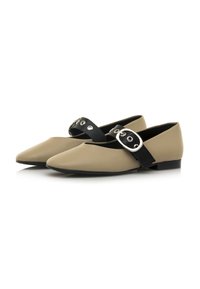Scarpette da balletto beige, piatte e con punta affusolata, caratterizzate da una fascia nera regolabile decorata con fibbie e occhielli in argento.