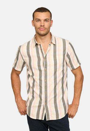 Chemise à manches courtes avec col, rayures pastel en rose, crème et gris ; dotée d'une poche avant et de boutons en bois ; tissu léger.