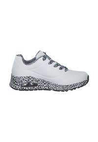 Baskets blanches avec un extérieur texturé, semelle noire et blanche à motif ondulé, et lacets noirs. Détails perforés sur les côtés.