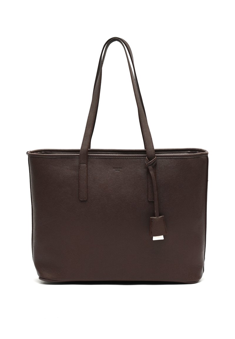 Pruun nahast kandekott kahe pika sangaga, ristkülikukujuline, tekstureeritud pinnaga ja väikese ripatsiga detail. Ei ole nähtavaid riistvaralisi aksessuaare.