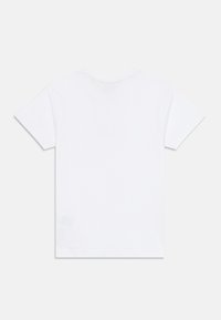 Hvit kortermet T-skjorte. Rund crew-hals, mykt bomullsstoff og en jevn tekstur. Enkel og minimalistisk design. Ingen synlige grafikker.