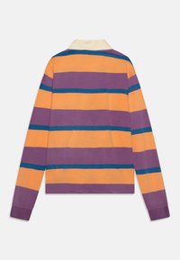 Langermet genser i oransje, lilla og teal striper. Har en hvit krage, ribbede mansjetter og en rett kant. Laget av mykt stoff.