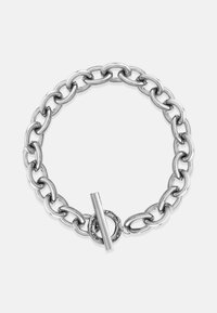 Bratara din metal argintiu cu lănțișoare mari interconectate și un închizător tip toggle cu un accent circular. Textură netedă cu finisaj lucios.