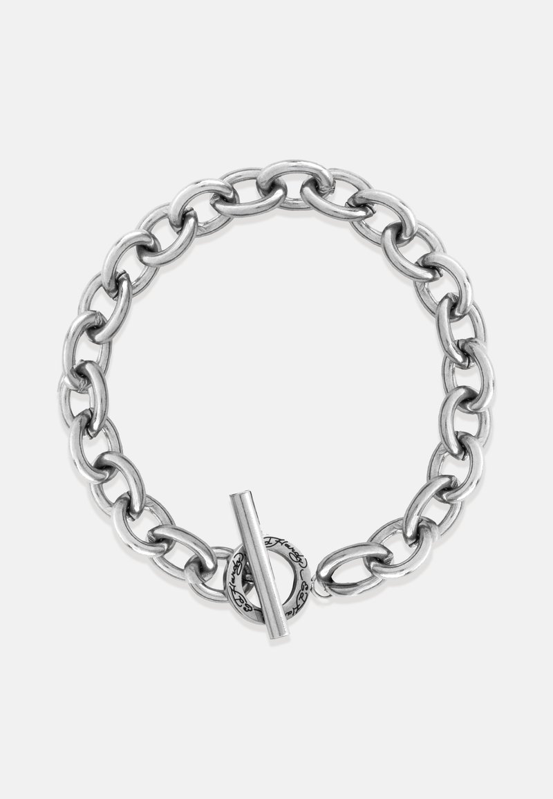 Bratara din metal argintiu cu lănțișoare mari interconectate și un închizător tip toggle cu un accent circular. Textură netedă cu finisaj lucios.