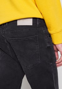 TOM TAILOR TRAD - Calças de ganga de perna direita - dark stone black denim