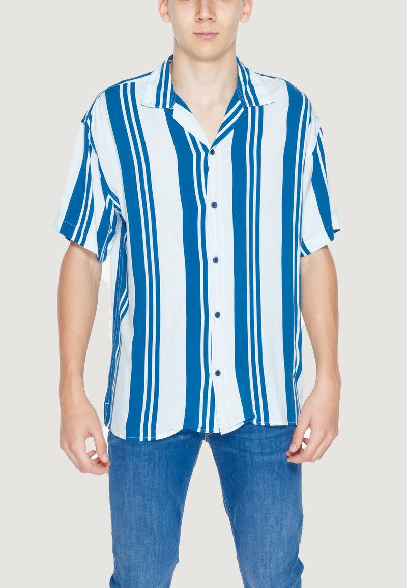 Camicia a maniche corte, con bottoni, a righe verticali blu e bianche, con colletto, orlo dritto e vestibilità comoda.