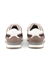 Sneakers in suede marrone e beige con accenti bianchi, dotati di talloni imbottiti, chiusura con laccio e suola in gomma testurizzata.
