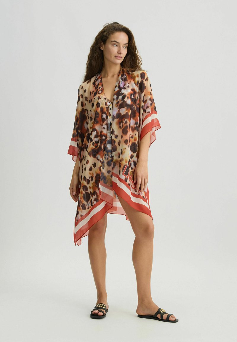 Chiffon kimono met een dierenprint in bruin- en crèmekleuren, met rode gestreepte accenten langs de zoom en mouwen. Licht en vloeiend ontwerp.