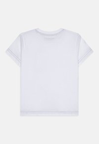 Camiseta blanca de manga corta con cuello redondo, que presenta un sutil pespunte azul en las mangas y el dobladillo inferior. Material de algodón suave.