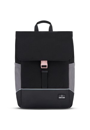 Sac à dos noir avec un bas gris, rabat repliable, boucle rose, bretelles réglables et une étiquette de logo. Fabriqué en tissu durable avec une texture lisse.