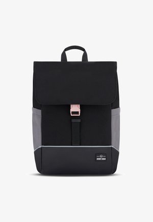 Sac à dos noir avec un bas gris, rabat repliable, boucle rose, bretelles réglables et une étiquette de logo. Fabriqué en tissu durable avec une texture lisse.
