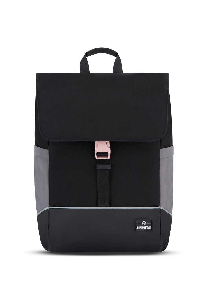 Svart ryggsäck med grå botten, viklock, rosa spänne, justerbara remmar och en logotags. Tillverkad av slitstark tyg med en jämn yta.
