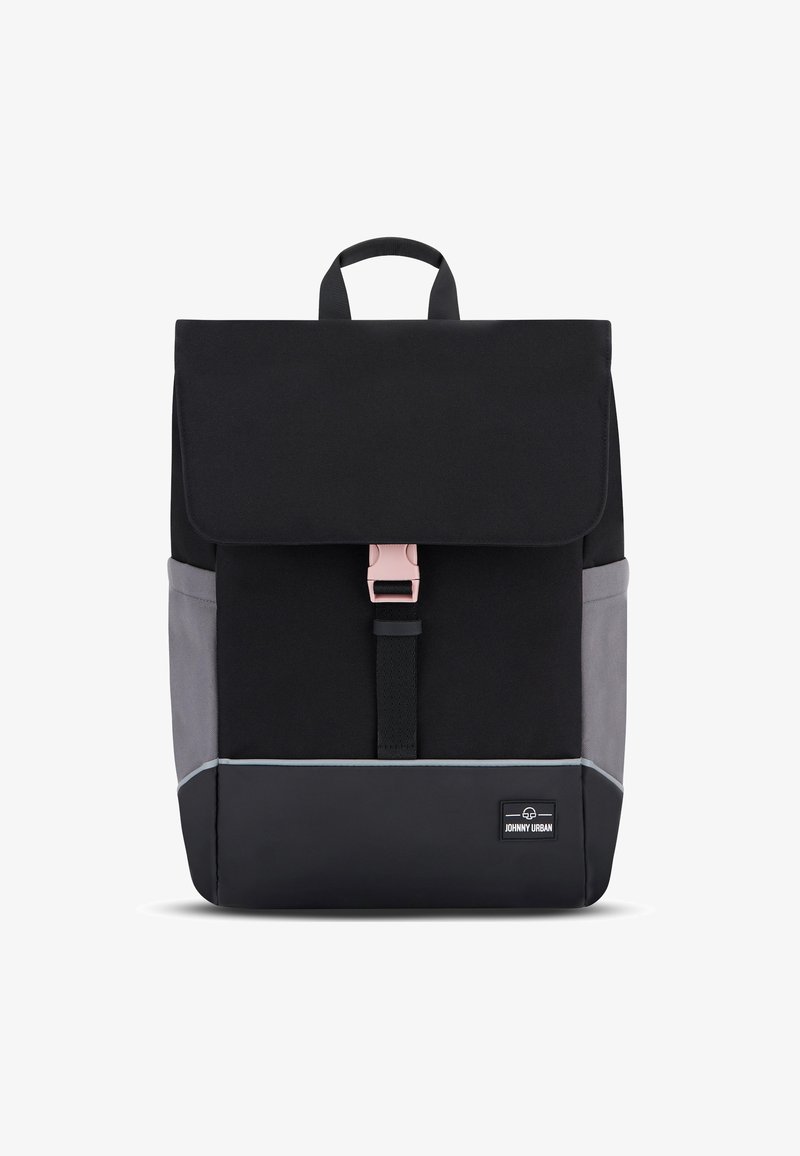 Fekete hátizsák szürke aljjal, hajtható fedele, rózsaszín csattal, állítható pántokkal és logó címkével. Tartós anyagból készült, sima textúrával.