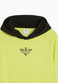 Langærmet limegrøn hoodie med en sort hætte og et fremtrædende logo med vinger og nummer et i centrum.
