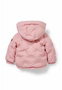 Różowa kurtka puchowa z kapturem, z pikowanym wzorem serc, prążkowanymi mankietami oraz małym detalem logo na rękawie. Miękki, lekki materiał.