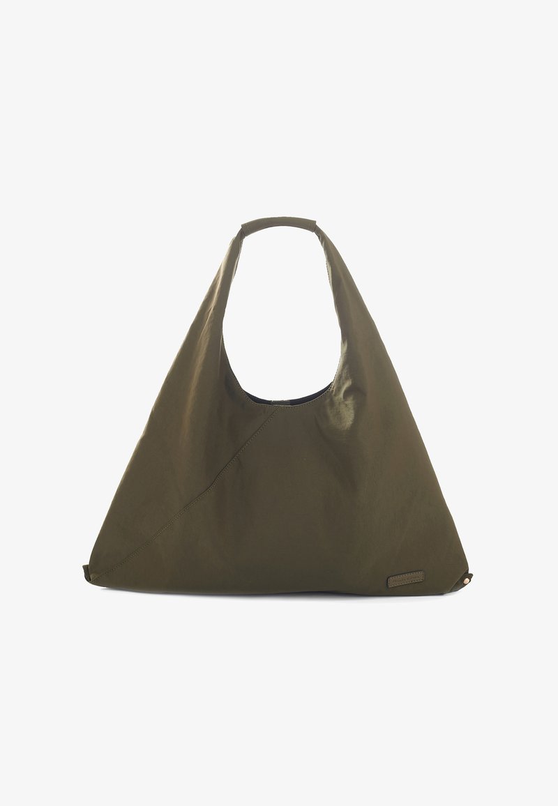 Sac en toile de couleur olive avec une silhouette large et décontractée et une poignée en creux. Présente des coutures minimales et une petite étiquette de marque.