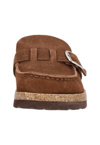 Scarpa slip-on in suede marrone con una fascetta regolabile, punta arrotondata e suola in sughero testurizzato per un maggiore comfort. Design semplice con dettagli minimi.