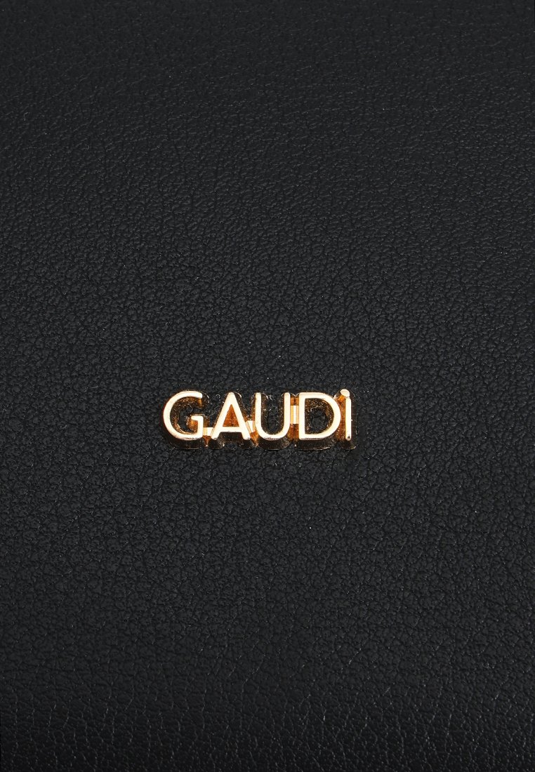 Zwarte gestructureerde leer met een gouden metalen logo dat "GAUDI" in het midden van het oppervlak spelt, met een strakke en moderne lettertypeontwerp.